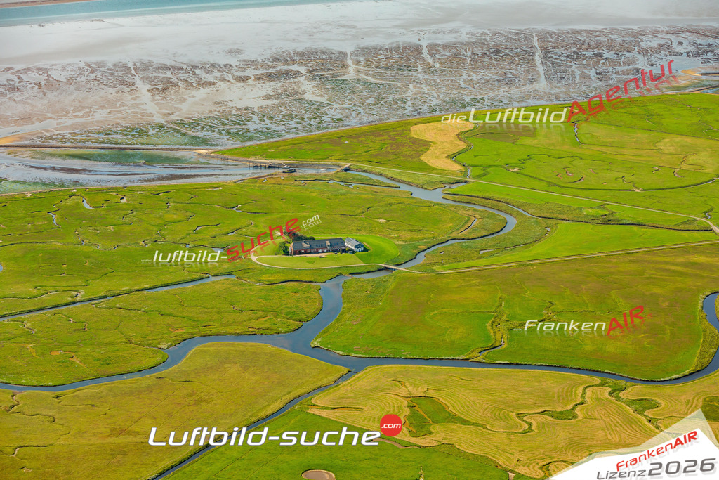 Luftaufnahme Peterswarf Langeneß - Die Luftaufnahme wurde 2025 vom UL-Flugzeug heraus erstellt ( ohne Drohne ) - Hochauflösende Luftaufnahme - für professionelle Ausdrucke geeignet. Die Geschenkidee !Mit Lizenz und Bildrechte bestellbar