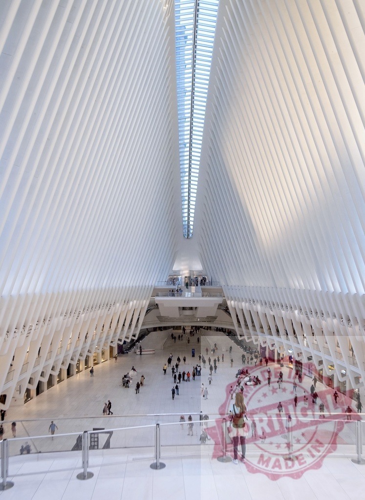 Tourist enjoying the futuristic architecture of the Oculus in the World Trade Center, New York | Impressive white beams creating a unique and modern atmosphere in the Oculus transportation hub - Realisiert mit Pictrs.com