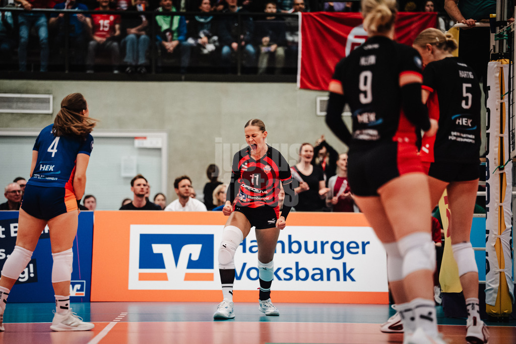 Volleyball | Frauen | Saison 2025/2026 | Volleyball Bundesliga | ETV Hamburger Volksbank Volleys vs. Ladies in Black Aachen | 29.10.2025 | Svea Frobel (#11, ETV Hamburger Volksbank Volleys) jubelt