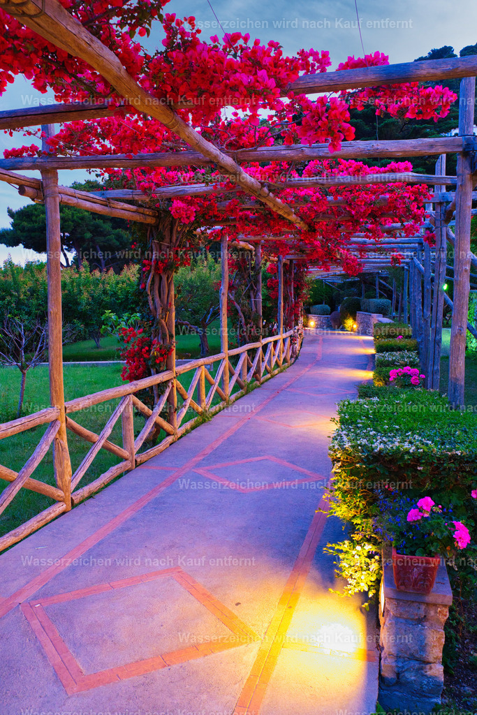 Capri - Im Frühling | Capri ist eine traumhafte Insel im Golf von Neapel, bekannt für türkisblaues Meer, beeindruckende Felsklippen, mediterrane Landschaften und die berühmten Faraglioni. - Realisiert mit Pictrs.com