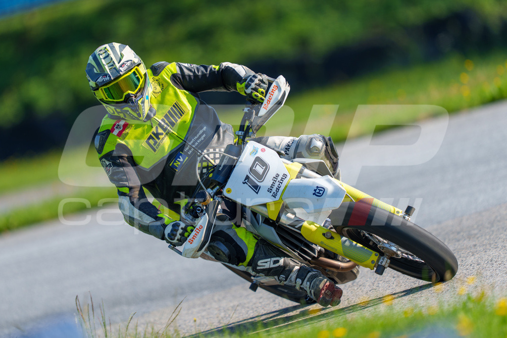 SuperMoto_Staatsmeisterschaft_Greinbach_033 | GRIPcapture steht für authentische Sportfotografie in Österreich – für Momente, die mehr sind als Geschwindigkeit oder Ergebnis. Es geht um Emotion, Spannung, Fokus und den Augenblick, der oft nur einen Wimpernschlag dauert.Ob Motorsport, Teamsport oder 
