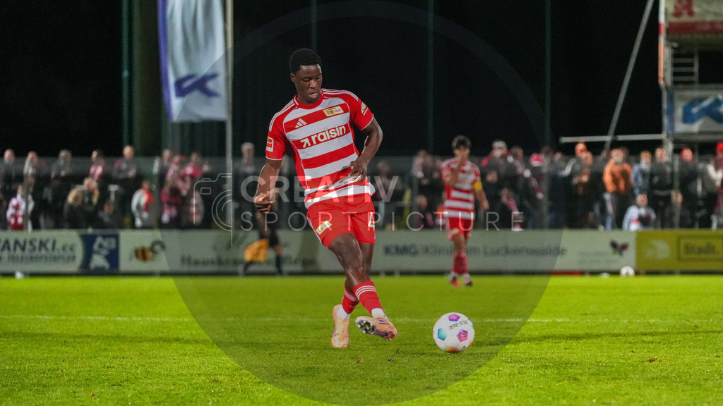 Fußball, Herren, Saison 2025/2026, Testspiel, Freundschaftsspiel, FSV 63 Luckenwalde vs. 1.FC Union Berlin, Mittwoch 08.10.2025, Werner-Seelenbinder-Stadion Luckenwalde, | Fußball, Herren, Saison 2025/2026, Testspiel, Freundschaftsspiel, FSV 63 Luckenwalde vs. 1.FC Union Berlin, Mittwoch 08.10.2025, Werner-Seelenbinder-Stadion Luckenwalde, Im Bild: Oluwaseun Ogbemudia (Union) - Realisiert mit Pictrs.com