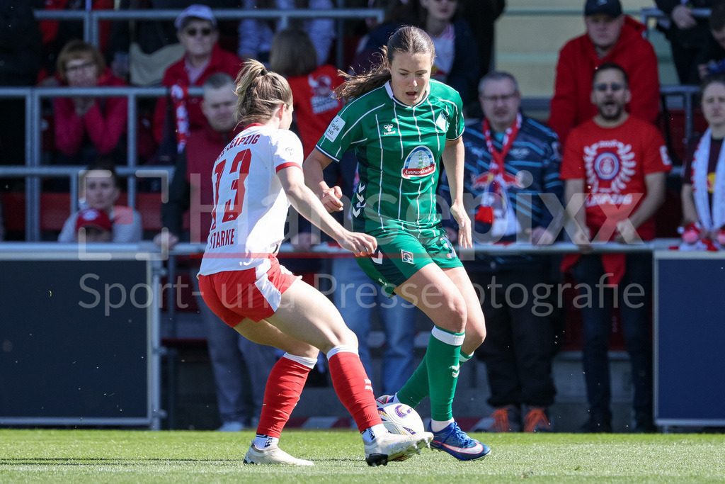 Fussball, Google Pixel Frauen-Bundesliga, RB Leipzig - SV Werder Bremen | v.li.: Sandra Starke (RB Leipzig, 13) und Mara Alber (SV Werder Bremen, 37) im Zweikampf, Duell, Dynamik, Aktion, Action, Spielszene, DIE DFB-RICHTLINIEN UNTERSAGEN JEGLICHE NUTZUNG VON FOTOS ALS SEQUENZBILDER UND/ODER VIDEOÄHNLICHE FOTOSTRECKEN. DFB REGULATIONS PROHIBIT ANY USE OF PHOTOGRAPHS AS IMAGE SEQUENCES AND/OR QUASI-VIDEO.