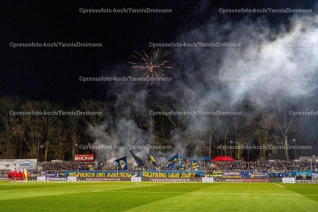 xYDR2802250101032 | 28.02.2025, xydrx, Fußball, Viktoria Köln - 1.FC Saarbrücken, 3.Liga, Sportpark Höhenberg, Saison 2024 2025: Saarbrücken Fans zünden Pyrotechnik, Feuerwerkskörper und Raketen bei der Choreografie vor dem Spiel. , Rauch steigt auf. DFB regulations prohibit any use of photographs as image sequences and or quasi-video.