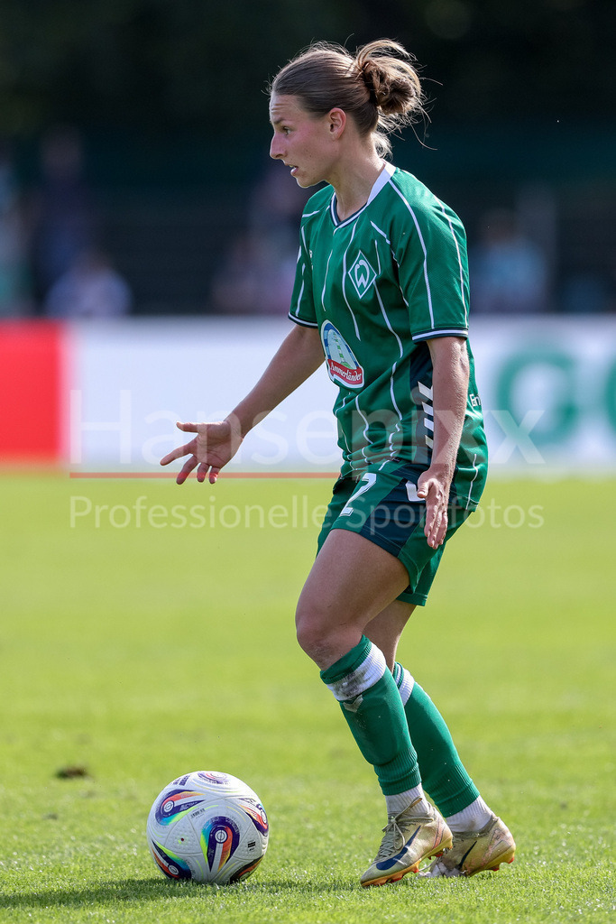 Fussball, Google Pixel Frauen-Bundesliga, SV Werder Bremen - SC Freiburg | Chiara D Angelo (SV Werder Bremen, 2) am Ball, Freisteller, Einzelbild, Ganzkörper, Aktion, Action, Spielszene, DIE DFB-RICHTLINIEN UNTERSAGEN JEGLICHE NUTZUNG VON FOTOS ALS SEQUENZBILDER UND/ODER VIDEOÄHNLICHE FOTOSTRECKEN. DFB REGULATIONS PROHIBIT ANY USE OF PHOTOGRAPHS AS IMAGE SEQUENCES AND/OR QUASI-VIDEO.