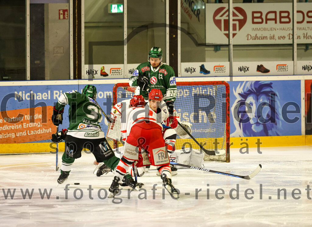 2023-10-20_034_TSV_Erding_gegen_EHC_Klostersee | Erding, Deutschland, 20.10.2023:.Eishockey, Bayernliga Vorrunde 2023 / 2024, 2. Spieltag, TSV Erding gegen EHC Klostersee, Endergebnis: ..Cheyne Matheson (Erding Gladiators, #37), Nicolai Quinlan (EHC Klostersee, #7), Torwart Philipp Hähl (EHC Klostersee, #3), Leon Abstreiter (Erding Gladiators, #72)..Foto: Christian Riedel / fotografie-riedel.net