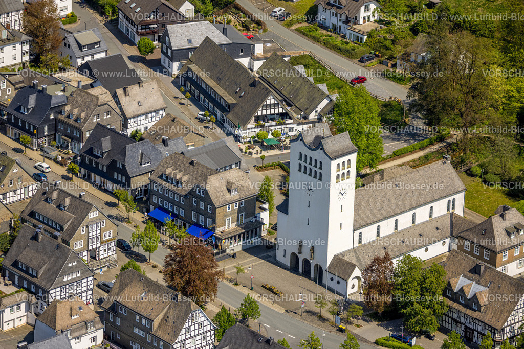Schmallenberg240505180BadFredeburg | Luftbild, Ortszentrum und Pfarrkirche St. Georg, Fredeburg, Schmallenberg, Sauerland, Nordrhein-Westfalen, Deutschland