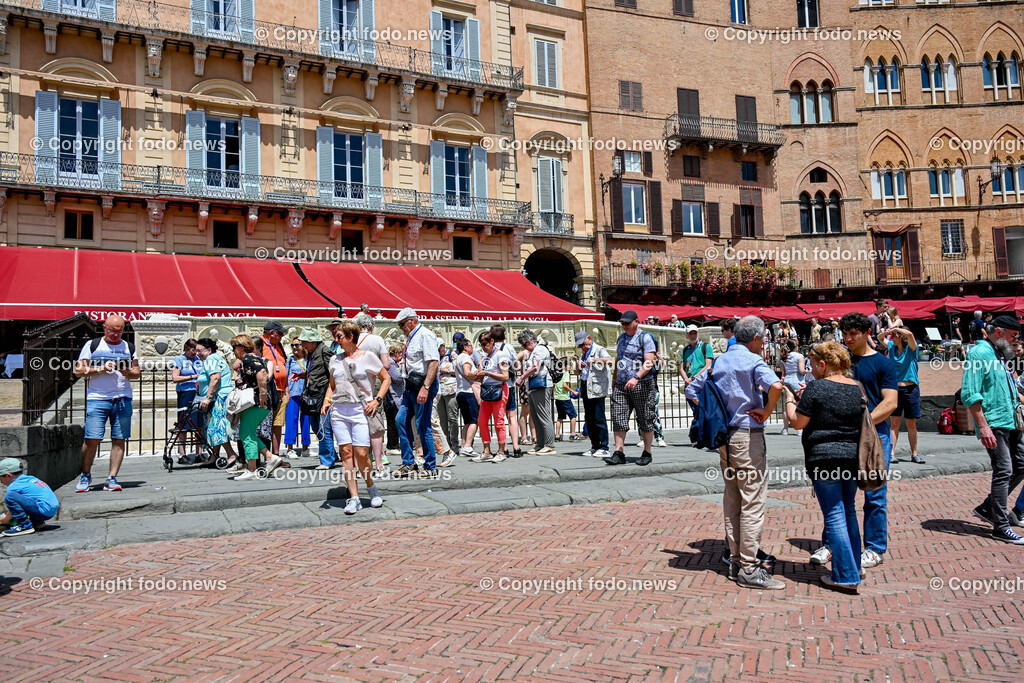 Italien_ Toscana_ Siena_ 27.05.2024-33 | 27.05.2024, Italien, ITA, Toskana, Siena im Bild Stadtansichten, Gebäude, Architektur, Touristen, Historisch, Souvenier, Piazza Del Campo, Dom von Siena


Siena ist Hauptstadt der Provinz Siena und gilt als eine der schönsten Städte der Toskana und Italiens. Die historische Altstadt gehört seit 1995 zum UNESCO-Welterbe. 

