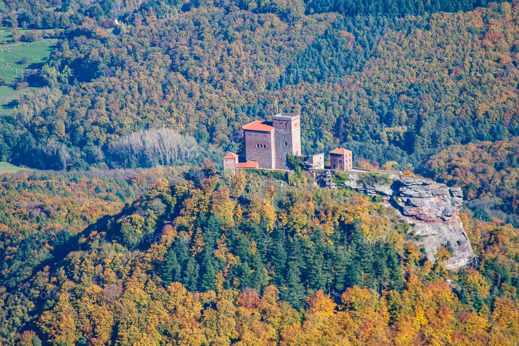 Luftbild: Burg Trifels im Ortsteil Bindersbach in Annweiler im Bundesland Rheinland-Pfalz in Deutschland. Foto: IMG_34769.jpg vom 26.10.2010 durch Werner Riehm/FLY-FOTO.de