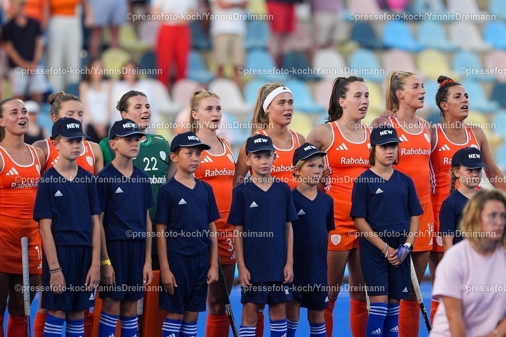 xydrx11082503065 | 11.08.2025, xydrx, Frauen EuroHockey Championship 2025, Gruppenphase, Gruppe A, Deutschland - Niederlande, Sparkassenpark Mönchengladbach: die niederländische Feldhockey Nationalmannschaft beim Singen der Hymne