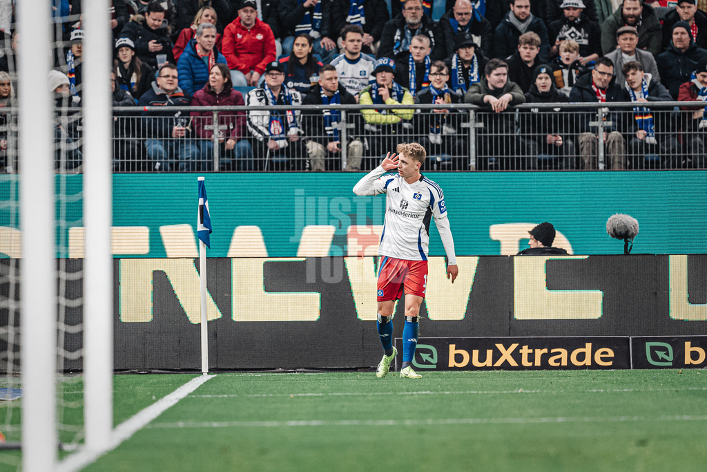 Fußball | Männer | Saison 2024/2025 | 2. Fußball-Bundesliga | 23. Spieltag | Hamburger SV vs. 1. FC Kaiserslautern | 21.02.2025 | Adam Karabec (#17, HSV) verhöhnt die Auswärtsfans