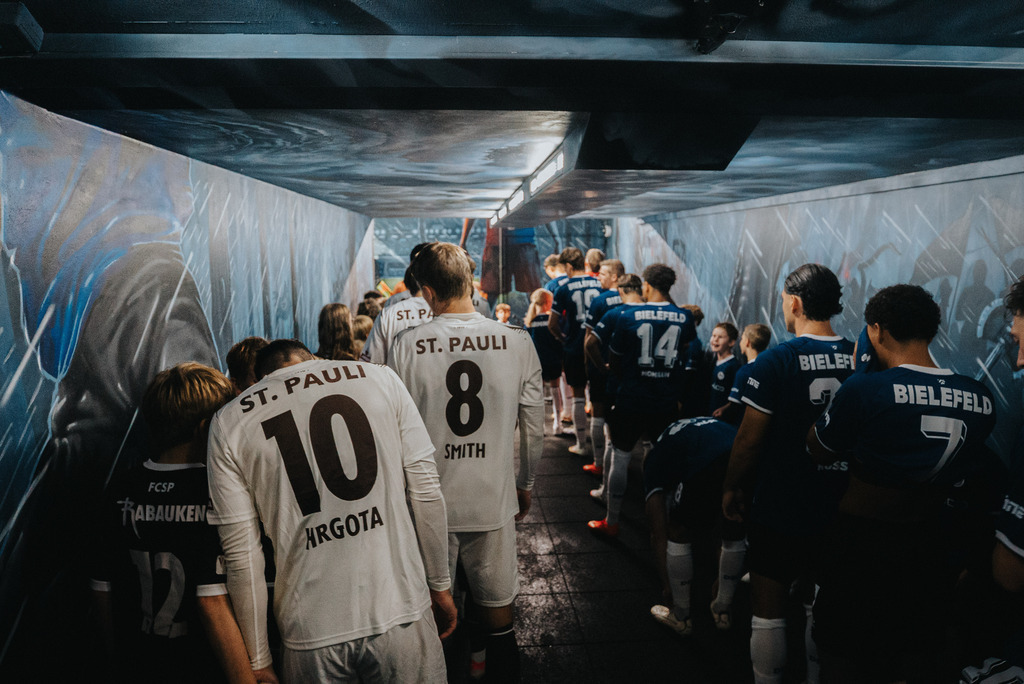 _STP1867 | Der offizielle Shop für FC St. Pauli Fotos. Wähle aus Spielszenen & Fanmomenten dein FCSP Wunschformat. Wir liefern Millerntor-Atmosphäre.