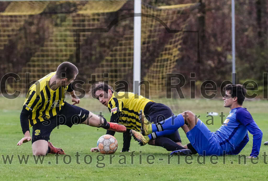 2023-11-11_051_FC_Moosinning_gegen_TSV_Peterskirchen | Moosinning, Deutschland, 11.11.2023:
Fußball, Bezirksliga Oberbayern Ost 2023 / 2024, 17. Spieltag, FC Moosinning gegen TSV Peterskirchen, Endergebnis: 5:0

Fabian Ulitzka (FC Moosinning, #23), Kilian Spiel (TSV Peterskirchen, #14), Fehmi Bagci (FC Moosinning, #2)

Foto: Christian Riedel / fotografie-riedel.net