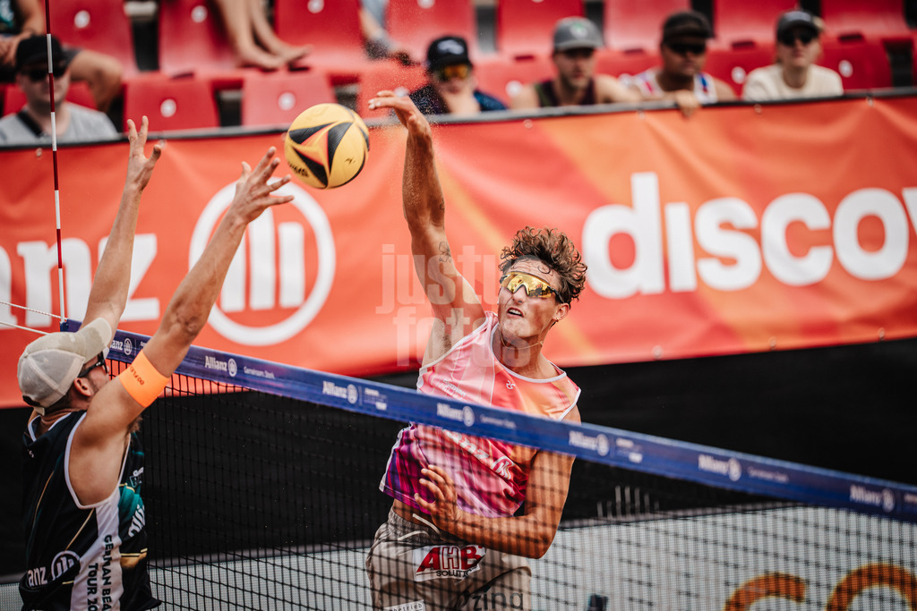 Beachvolleyball | Männer | Allianz German Beach Tour 2025 | Tourstop München | 04.07.2025 | Hennes Nissen beim Angriff