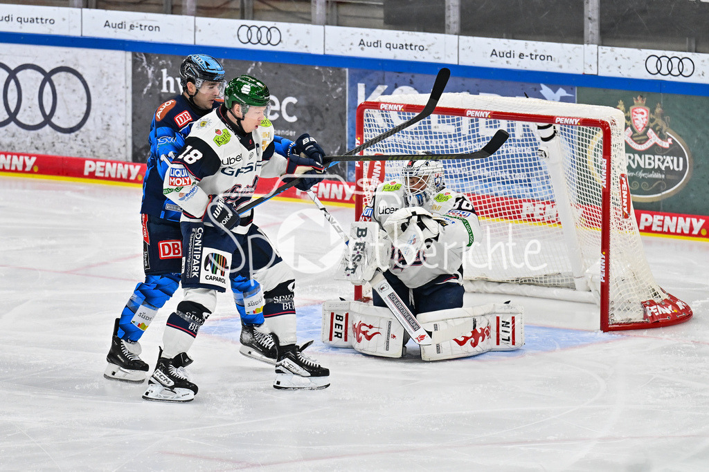 ERC Ingolstadt - Eisbären Berlin | INGOLSTADT, GERMANY - 18. DECEMBER: v. l. Kenny AGOSTINO (ERC Ingolstadt 11), Jonas MÜLLER (Eisbären Berlin 18) und Jake HILDEBRAND (Eisbären Berlin 30) während dem Match zwischen dem ERC Ingolstadt und den Eisbären Berlin am 29. Spieltag der Penny DEL in der Saturn Arena