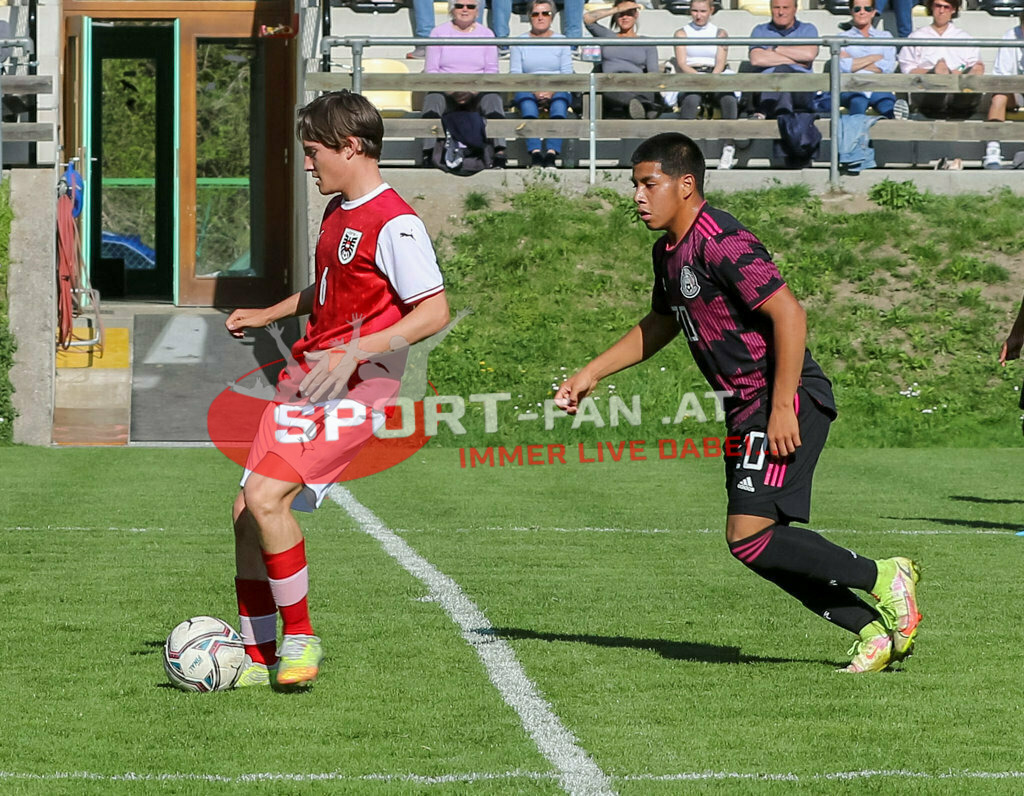 AUSTRIA U15 - MEXICO U15 | THOMAS SCHANDL (Austria #6) Austin Anguiano (Mexico #20) ; AUSTRIA U15 - MEXICO U15 am 29.04.2022 in Arnoldstein
(Sportplatz), AUSTRIA, (Photo by Ernst Krawagner sport-fan.at) - Realisiert mit Pictrs.com