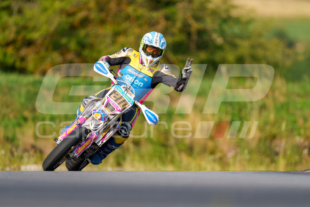 SuperMoto_Staatsmeisterschaft_Fuglau-natural-73 | GRIPcapture steht für authentische Sportfotografie in Österreich – für Momente, die mehr sind als Geschwindigkeit oder Ergebnis. Es geht um Emotion, Spannung, Fokus und den Augenblick, der oft nur einen Wimpernschlag dauert.Ob Motorsport, Teamsport oder 