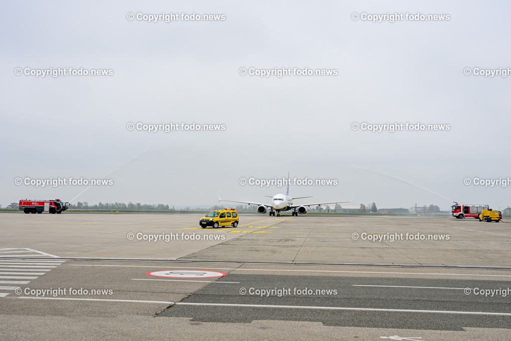Linz Airport - Comeback Ryanair_ 08.11.2024-1 | 08.11.2024, Linz Hoersching, AUT, Linz Airport - Comeback Ryanair, im Bild Ankunft des Ryan Air Fluges am Flughafen Linz mit der Flughafenfeuerwehr und Wasserfontaenen