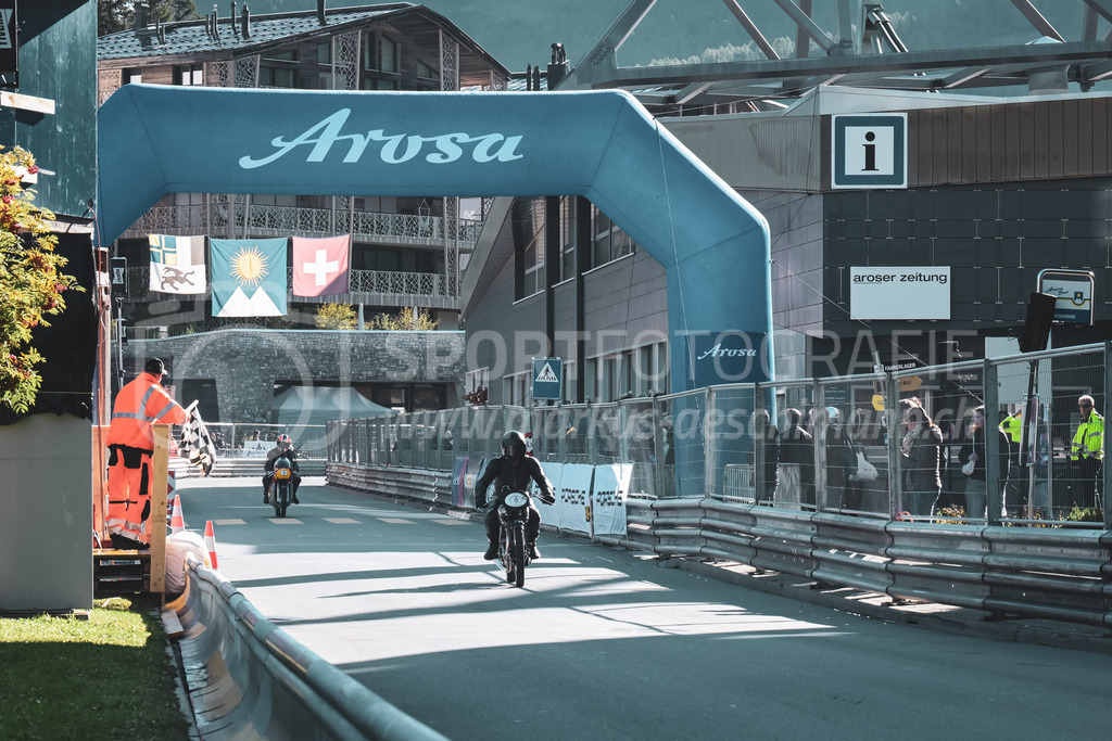 21. Arosa ClassicCar 2025 - 6. =September= 2025 | Das Motorrad-Feld am Arosa ClassicCar 2025..@arosaclassiccar, @arosa.official, #arosaclassiccar, #arosa, #76curves, #classiccarBild: Sportfotografie Markus Aeschimann | www.markus-aeschimann.ch - Realisiert mit Pictrs.com