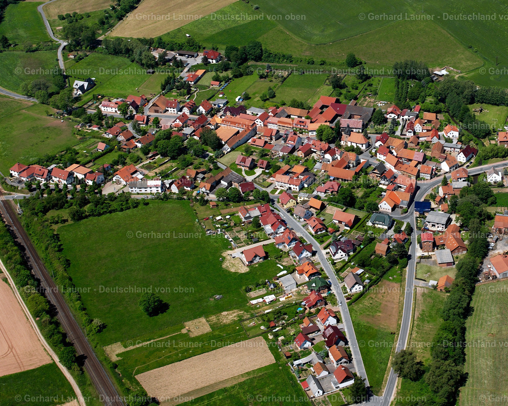 2634900 | BODENRODE 09.06.2006 Landwirtschaftliche Nutzflächen und Feldgrenzen  umsäumen das Siedlungsgebiet des Dorfes in Bodenrode im Bundesland Thüringen, Deutschland // Agricultural land and field boundaries surround the settlement area of the village  in Bodenrode in the state Thuringia, Germany Foto: Gerhard Launer