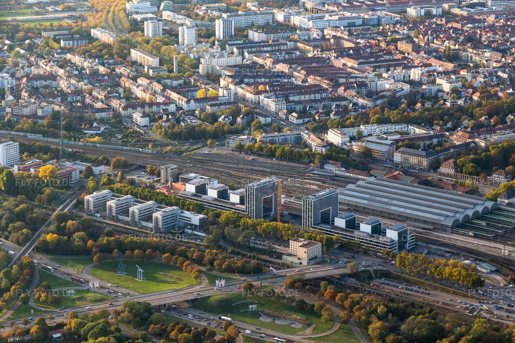 Luftbild: Baustelle zum Neubau eines Büro- und Geschäftshauses an der Schwarzwaldstraße im Ortsteil Südweststadt in Karlsruhe im Bundesland Baden-Württemberg in Deutschland. Foto: IMG_123457.jpg vom 19.10.2020 durch Werner Riehm/FLY-FOTO.de