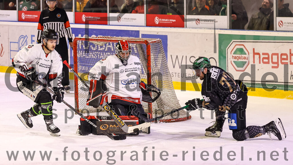 2024-03-08_125_TSV_Erding_gegen_EHC_Koenigsbrunn | Erding, Deutschland, 08.03.2024:
Eishockey, Bayernliga Playoffs 2023 / 2024, 1. Spieltag, TSV Erding gegen EHC Königsbrunn, Endergebnis: 3:0

Philipp Sander (EHC Königsbrunn, #20), Torwart Stefan Vajs (EHC Königsbrunn, #32), Philipp Michl (Erding Gladiators, #77)

Foto: Christian Riedel / fotografie-riedel.net