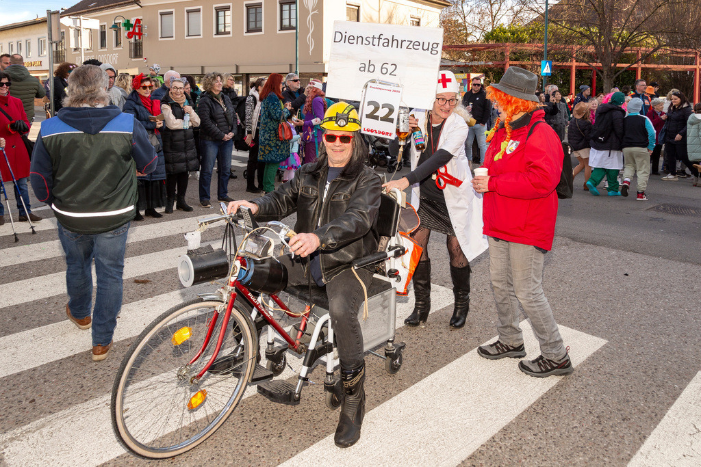 Umzug2025-211_9919 | Fotostrecke: FASCHINGSUMZUG 2025 in Loosdorf. 22 Masken(gruppen)-Teilnehmer: Loosdorfer Vereine, Wirtschaftstreibende, Gemeindeabordnungen sowie Kreditinstitute. rund 700 Besucher entlang der Hauptstrasse. Veranstaltungs-Sicherung durch Mannschaft der FF-Loosdorf mit schwerem Gerät. Maskenprämierung am EKZ-Platz durch Bgm. Thomas Vasku in den Kategorien: Bester Festwagen (Fa. gkonzept-Groissenberger; Beste Personengruppe-ASK-Loosdorf; Beste Einzelperson; Weiteste Anreise-FF Schollach;