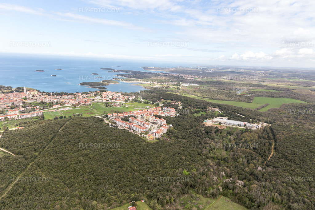 Aerial view: View of the town in Vrsar in the state Gespanschaft Istrien, Croatia. – Photo: IMG_105936.jpg taken on 04/13/2018 by Werner Riehm/FLY-FOTO.com – Resolution of the original: 5472 x 3648 px