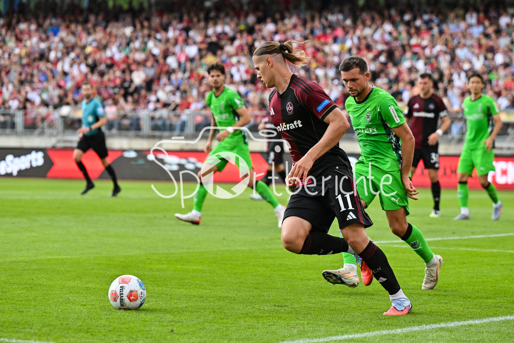 1. FC Nürnberg - Borussia Mönchengladbach | im Duell Artem STEPANOV (1. FC Nuernberg 11) und Kevin STOEGER (Borussia Moechengladbach 7) / Zweikampf / Testspiel: 1. FC Nuernberg - Borussia Mönchengladbach, Max-Morlock Stadion am 26.07.2025 / DFL REGULATIONS PROHIBIT ANY USE OF PHOTOGRAPHS AS IMAGE SEQUENCES AND/OR QUASI-VIDEO