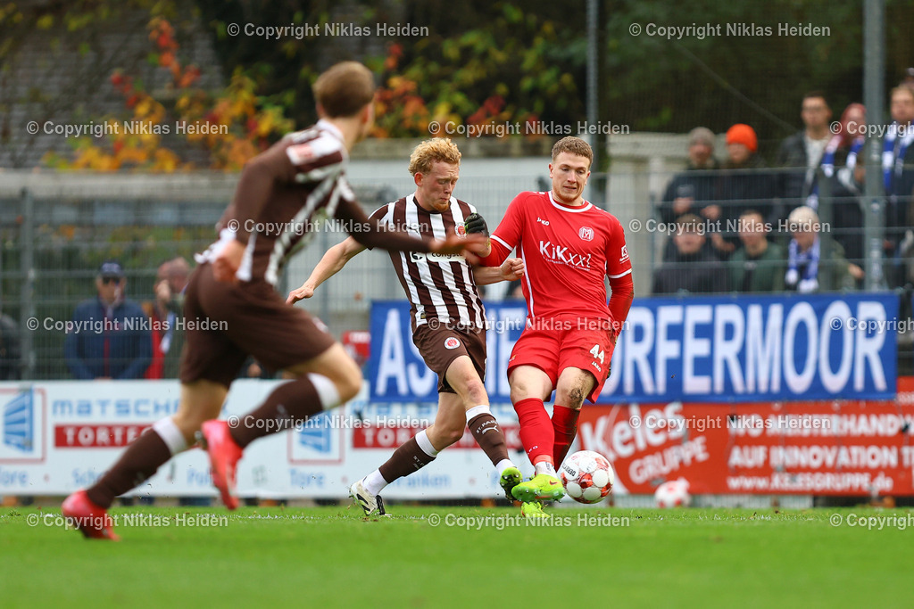 NH_FCStPauliU23_SVMeppen_RegionalligaNord_02112025 | #16 Marwin Schmitz (FC St. Pauli U23), #44 Julius Pünt (SV Meppen)Fußball I Herren I Regionalliga Nord I Saison 2025-2026 I 17. Spieltag I FC St. Pauli U23 - SV Meppen I 02.11.2025 I Edmund-Plambeck-Stadion