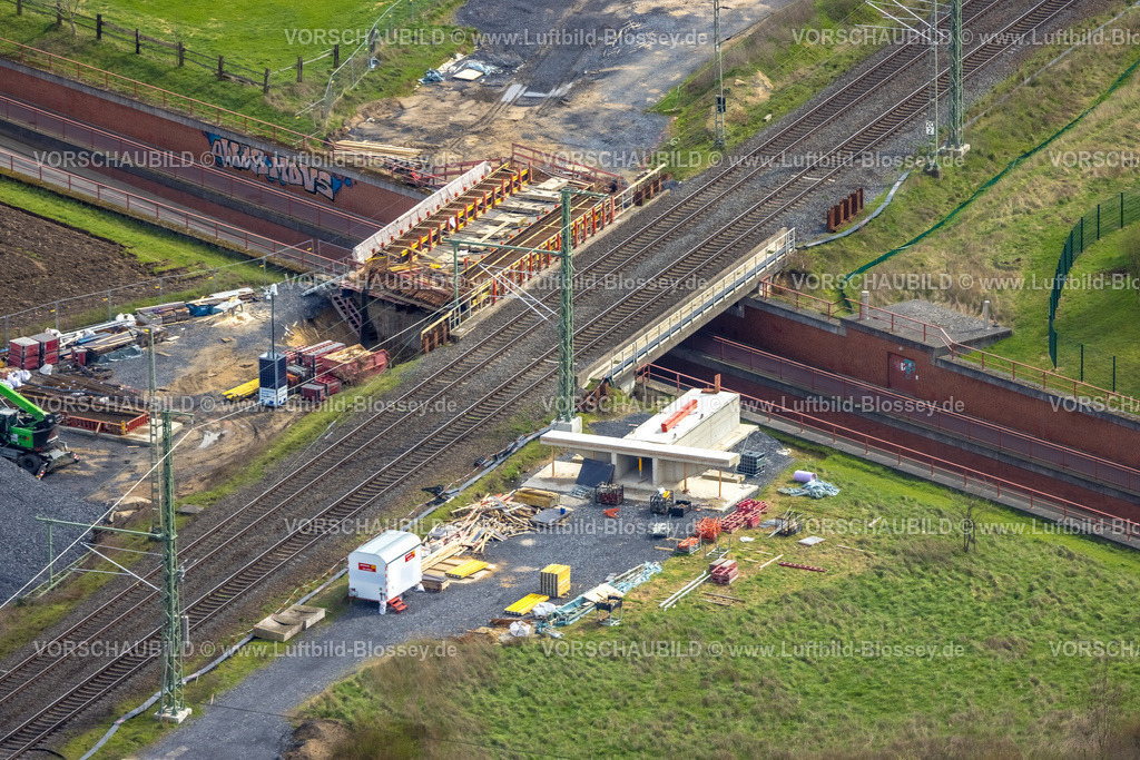 Voerde230301010Betuwe | Luftbild, Ausbau der Betuwe Linie zwischen Ruhrgebiet und den Niederlanden im Bereich Voerde zur dreigleisigen Bahnstrecke, , alle beschrankten Bahnübergänge werden entfallen oder durch Über- oder Unterführungen ersetzt werden. Vor allem ist die Ausbaumaßnahme für die Bahn mit der Verpflichtung verbunden, nunmehr Lärmschutz für die betroffenen Menschen zu gewähren. Stockum, Voerde, Niederrhein, Ruhrgebiet, Nordrhein-Westfalen, Deutschland