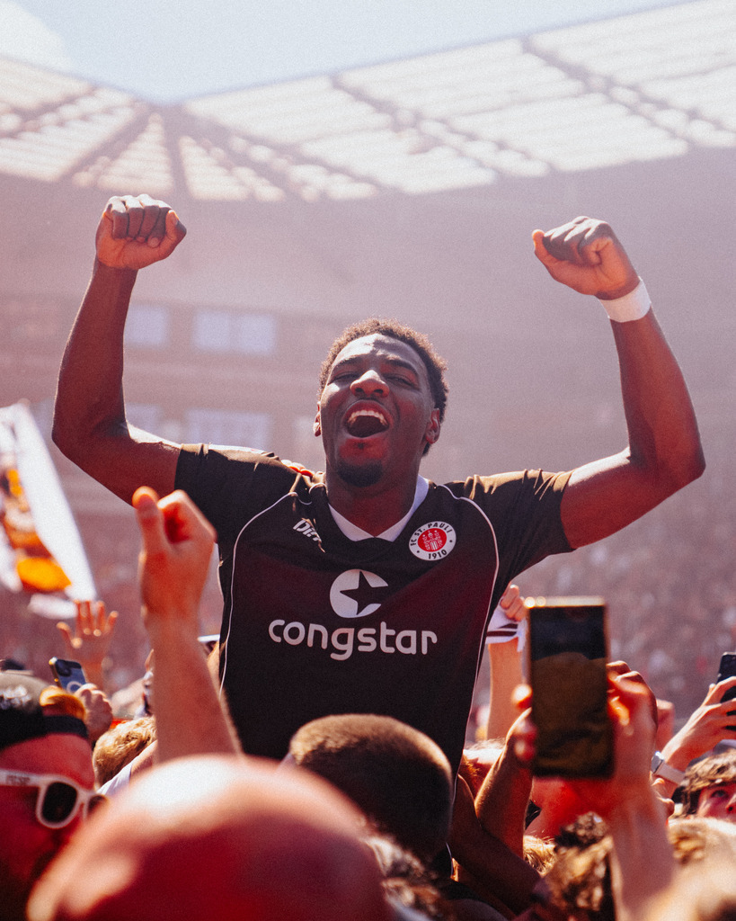 DSC02917 (2) | Der offizielle Shop für FC St. Pauli Fotos. Wähle aus Spielszenen & Fanmomenten dein FCSP Wunschformat. Wir liefern Millerntor-Atmosphäre.