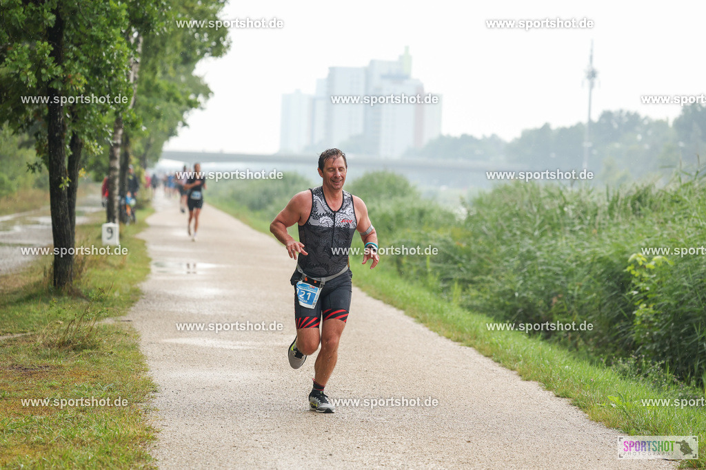 LUR_1128 | 34. M-net Erlanger Triathlon 2025 #erlangertriathlon  #mnettriathlon2025 #mnettriathlon #team #olympischedistanz #mitteldistanz #triathlon #maindonaukanal  #erlangertriathlon2025 #yourpictrs #tv1848 #tv1848erlangen  #triathlonbayern #sportinerlangen #demsportverbunden #sportshot_your_pictrs Copyright: www.sportshot.de