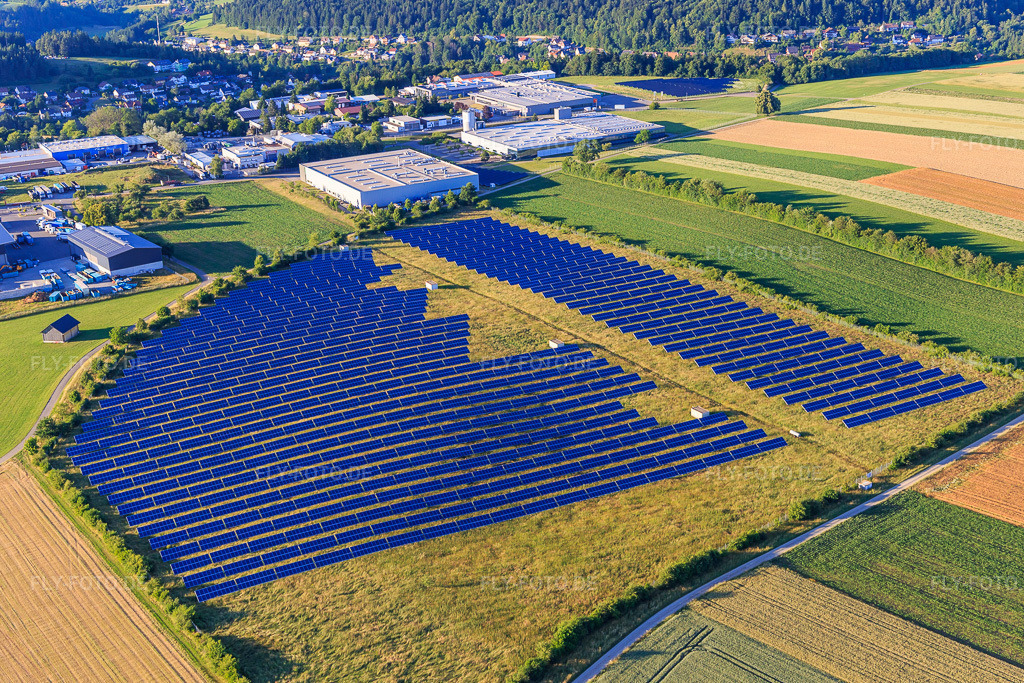 Luftbild: Freiflächen Photovoltaikanlage vor dem Industriegebiet Oberwiesachstraße im Ortsteil Betzweiler in Loßburg im Bundesland Baden-Württemberg in Deutschland. Foto: IMG_148958.jpg vom 28.06.2025 durch Werner Riehm/FLY-FOTO.de