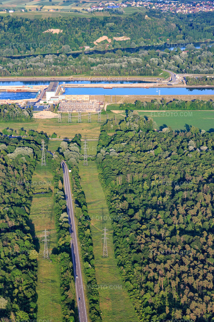 Aerial view: Road to the Rhine lock with hydroelectric power plant Marckolsheim of the EDF in Marckolsheim in the state Bas-Rhin, France. – Photo: IMG_147380.jpg taken on 05/29/2025 by Werner Riehm/FLY-FOTO.com – Resolution of the original: 3648 x 5472 px – Hydraulique Alsace-Vosges | EDF FR