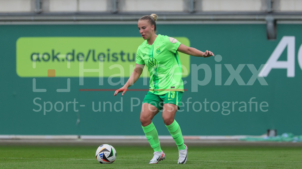 Fussball, Testspiel Frauen, VfL Wolfsburg - PSV Eindhoven | v.li.: Luca Papp (VfL Wolfsburg, 13) am Ball, Freisteller, Einzelbild, Ganzkörper, Aktion, Action, Spielszene