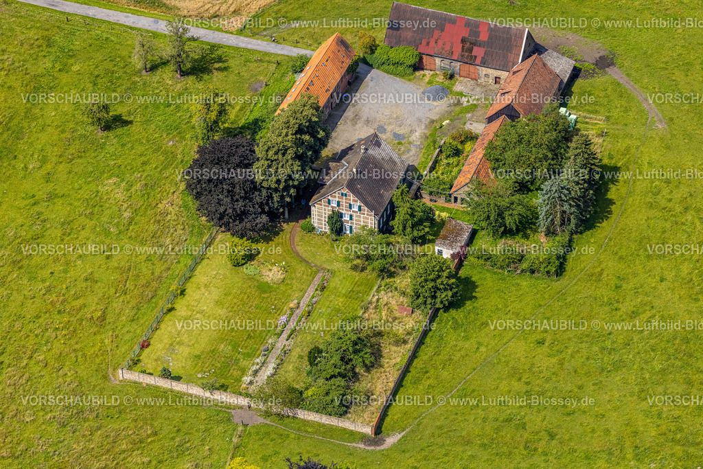 Hamm240706238 | Luftbild, landwirtschaftlicher Hof an der Dortmunder Straße, Fachwerkhaus umgeben von Wiesen und Feldern, Stadtbezirk Herringen, Hamm, Ruhrgebiet, Nordrhein-Westfalen, Deutschland