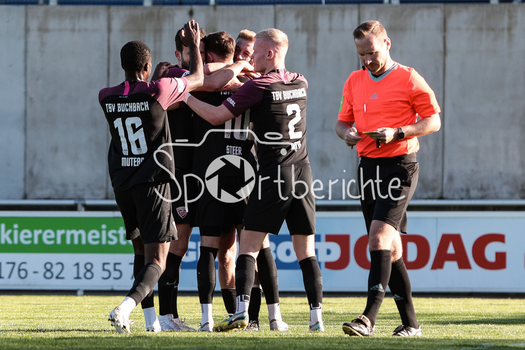 FC Pipinsried - TSV Buchbach | Erneut jubeln die Gaeste - nach dem verwandelten Handelfmeter von Tobias STEER (TSV #10) zum 0-2