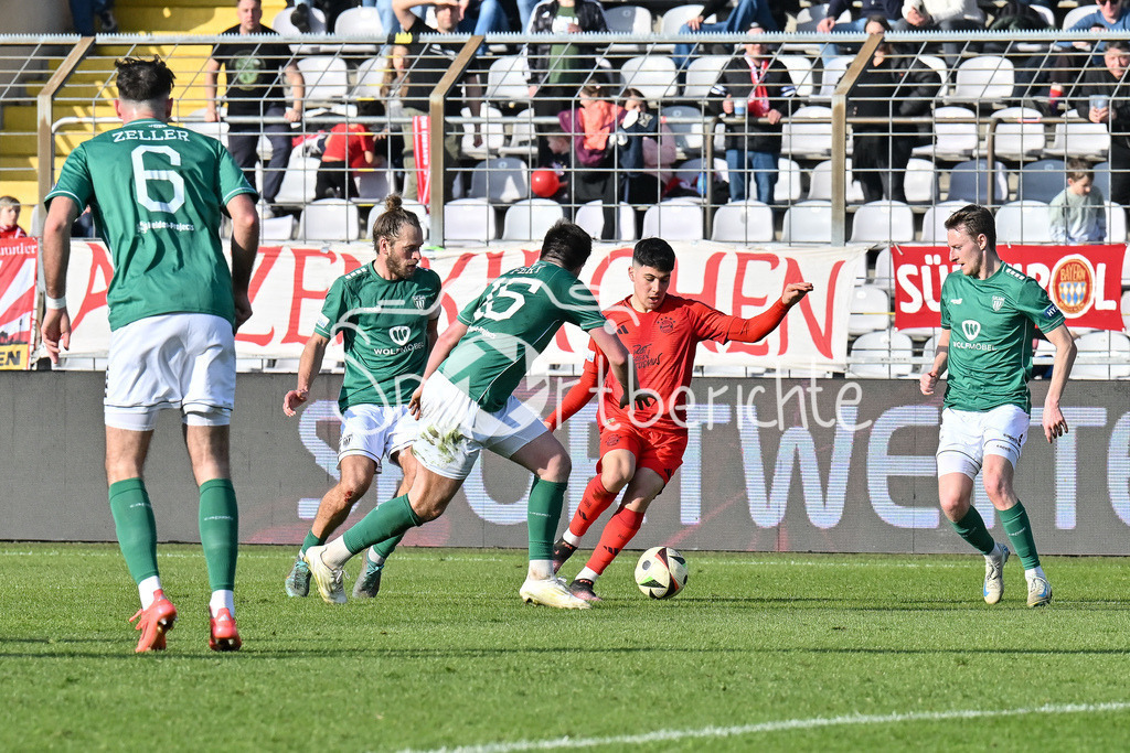 FC Bayern Amateure - 1. FC Schweinfurt 05 | im Duell Kristian BOEHNLEIN (FC Schweifurt 13) und Kevin FERY (FC SChweinfurt 15) und Felipe CHAVEZ (FC Bayern Muenchen #20) / Zweikampf / Regionalliga Bayern: FC Bayern Muenchen II - 1. FC Schweinfurt 1905, Gruenwalder Stadion am 22.02.2025