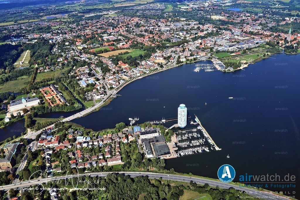 Luftbilder Ostseefjord Schlei, Wikingturm in Schleswig | Der Wikingturm in Schleswig: Er wurde zwischen 1970 und 1977 nach Plänen des Architekten Horst-Günther Hisam errichtet und ursprünglich als Hotel geplant, wurde aber später als Wohnkomplex realisiert. Heute beherbergt der Turm 248 Apartments und ein Restaurant im 26. Obergeschoss, das eine Bar mit Panoramablick über Schleswig und die Schlei bietet.