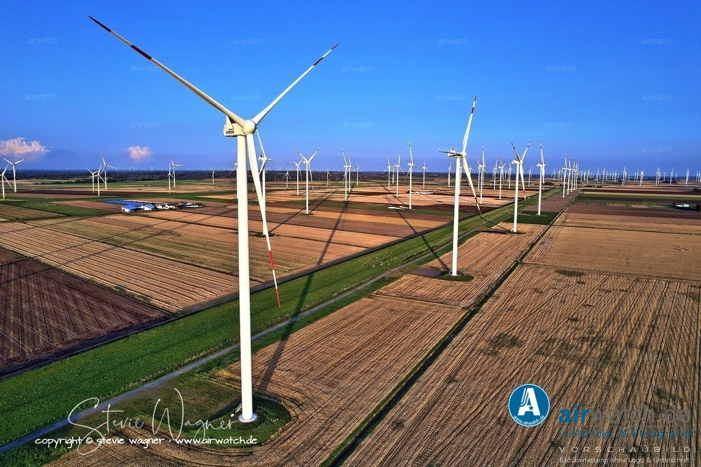Windpark Gemeinde Reussenkoege in Nordfriesland - Luftbild | Entdecken Sie atemberaubende Luftbilder und Fotografien auf airwatch.de - Tauchen Sie ein in eine Welt voller faszinierender Aufnahmen aus der Vogelperspektive.