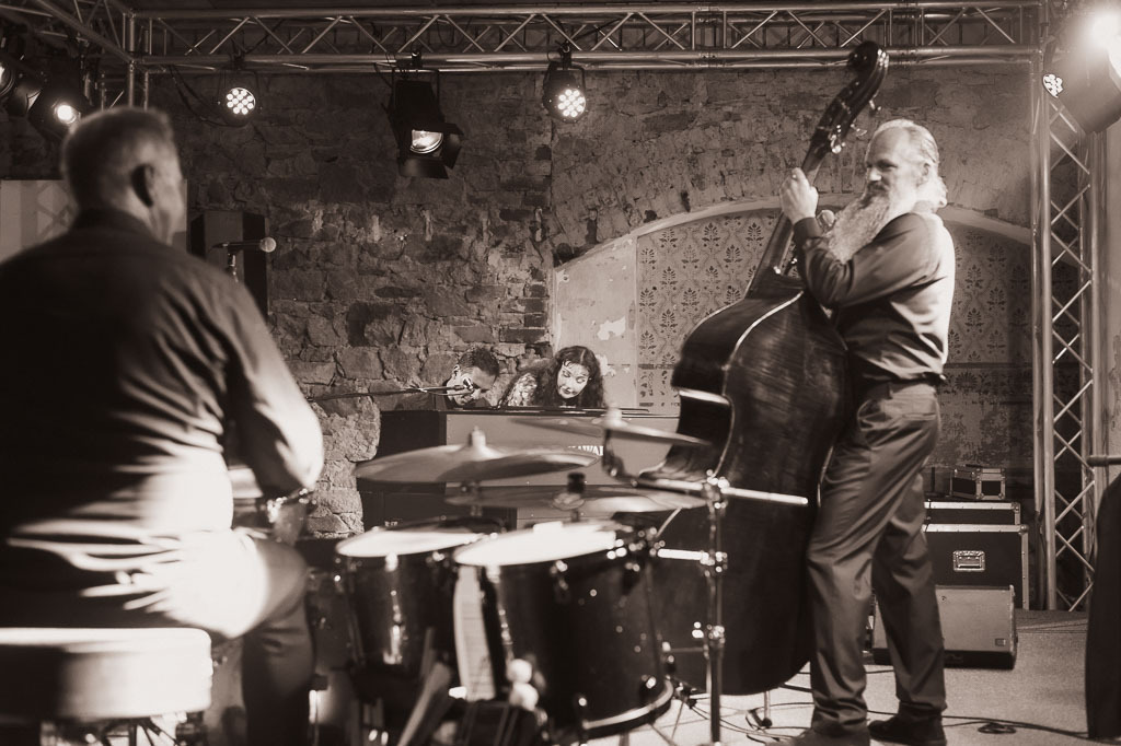 Maria Markesini Konzert | Maria Markesini meets Klazz Brothers im Forte Belvedere Leisnig zum Festival Hallo Leisnig 2022. - Realisiert mit Pictrs.com