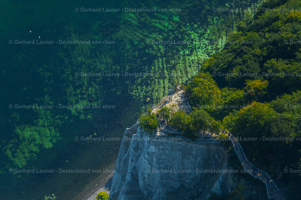 4061415 | LOHME 08.09.2021 Felsen- Küsten- Landschaft an der Steilküste - Kreidefelsen Königstuhl - in Lohme im Bundesland Mecklenburg-Vorpommern, Deutschland. Weiterführende Informationen bei: Nationalpark-Zentrum KÖNIGSSTUHL Sassnitz gemeinnützige GmbH. // Rock Coastline on the cliffs - Kreidefelsen Koenigstuhl - in Lohme in the state Mecklenburg - Western Pomerania, Germany. Further information at: Nationalpark-Zentrum KOeNIGSSTUHL Sassnitz gemeinnuetzige GmbH. Foto: Gerhard Launer