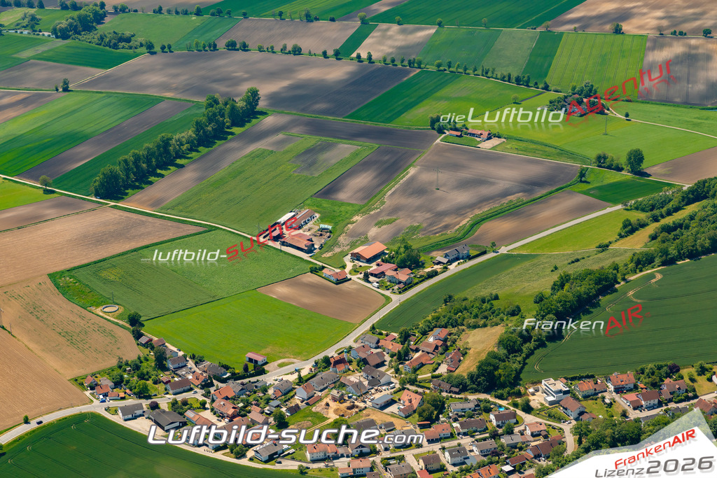 Das Luftbild zeigt : Hörmannsdorf Weng - Die Luftaufnahme wurde 2024 vom UL-Flugzeug aus erstellt ( keine Drohne ) - Hochauflösende Luftaufnahme - Für grossformatige Ausdrucke geeignet. Die Geschenkidee !Mit Lizenz und Bildrechte bestellbar