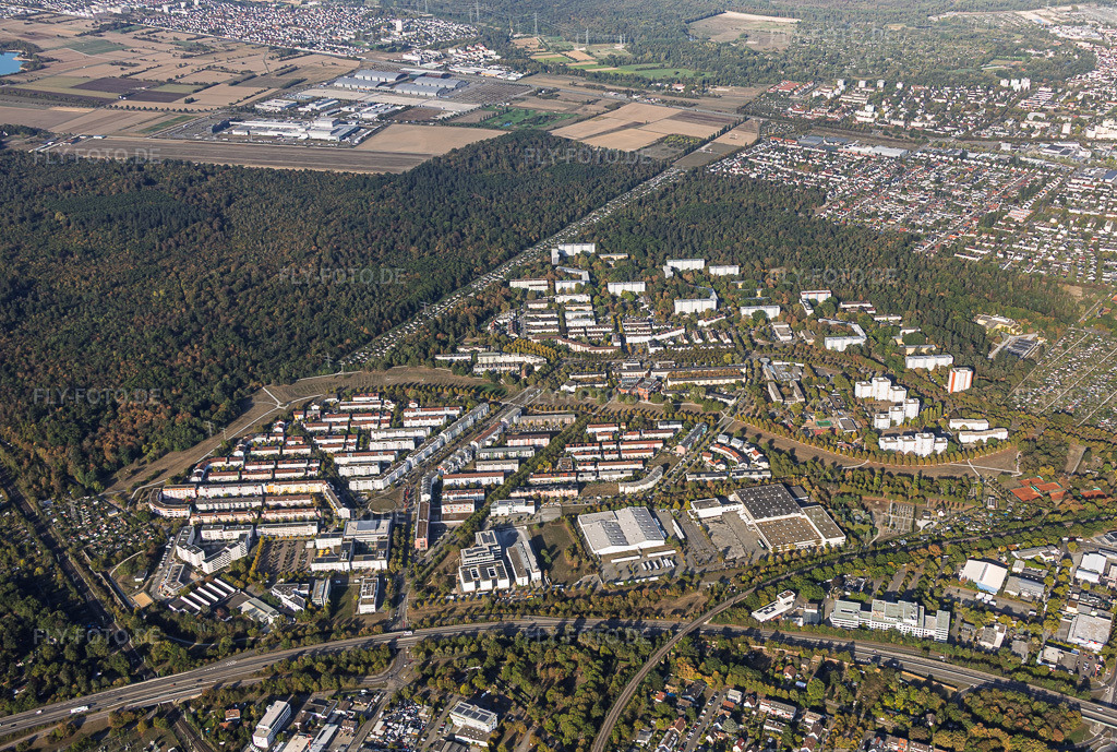 Luftbild: Ortsansicht von Osten im Ortsteil Oberreut in Karlsruhe im Bundesland Baden-Württemberg in Deutschland. – Foto: IMG_159503.jpg vom 27.09.2026 durch Werner Riehm/FLY-FOTO.de – Auflösung des Originals: 5459 x 3674 px