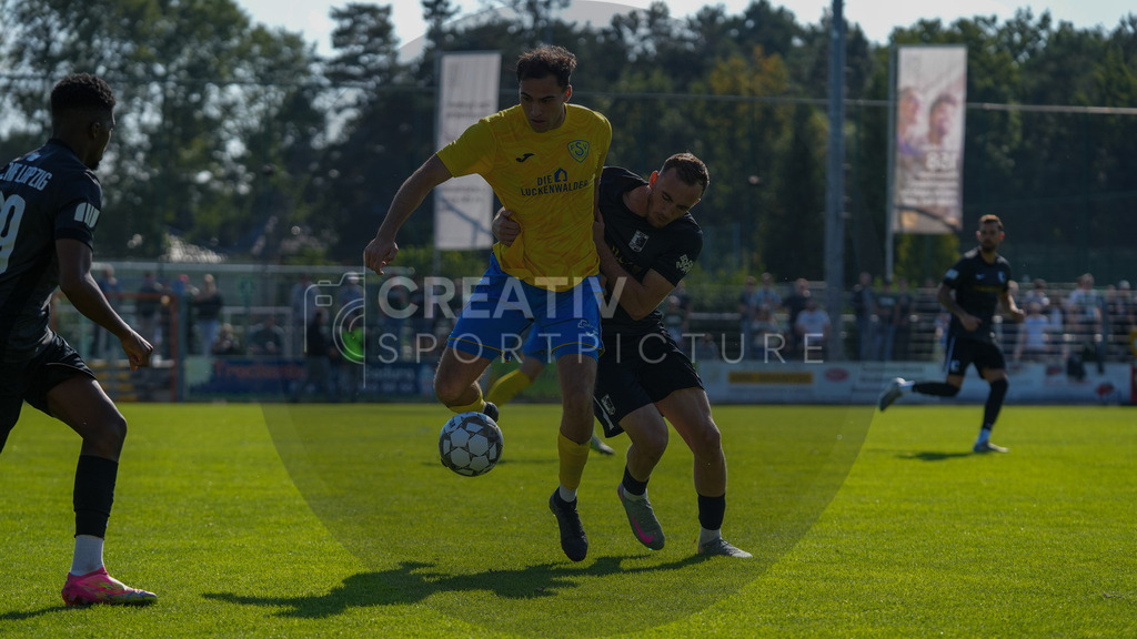 Fußball, Herren, Saison 2025/2026, Regionalliga Nordost, 10. Spieltag, FSV 63 Luckenwalde vs. BSG Chemie Leipzig, Samstag 27.09.2025, Werner-Seelenbinder-Stadion Luckenwalde, | Fußball, Herren, Saison 2025/2026, Regionalliga Nordost, 10. Spieltag, FSV 63 Luckenwalde vs. BSG Chemie Leipzig, Samstag 27.09.2025, Werner-Seelenbinder-Stadion Luckenwalde, Im Bild: Simon Gollnack (l. Luckenwalde) und Phillipp Wendt (r. Chemie) - Realisiert mit Pictrs.com