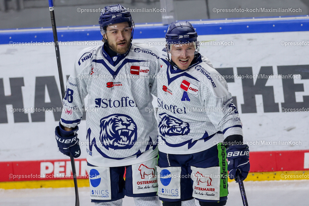KEC22122401015 | 22.12.2024, Eishockey, DEL, Kölner Haie - Straubing Tigers, Spieltag 29, Lanxess-Arena Köln: Torjubel nach dem 1:0 durch Marcel Brandt (Straubing Tigers #92) zusammen mit JC Lipon (Straubing Tigers #88)