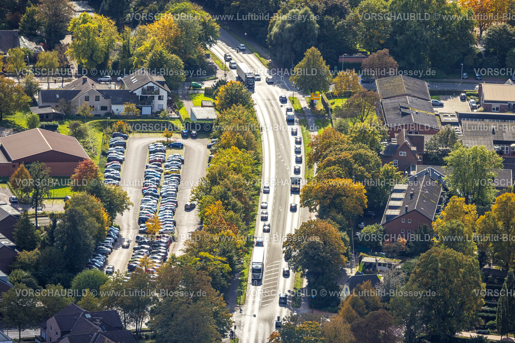 Dinslaken241009131 | Luftbild, Straßenverkehr Willy-Brandt-Straße Bundesstraße B8, Ecke Konrad-Adenauer-Straße, Parkplatz In der Donk, Dinslaken, Ruhrgebiet, Nordrhein-Westfalen, Deutschland