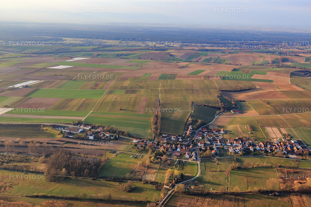 Luftbild: Dorfübersicht im Winter aus Norden in Hergersweiler im Bundesland Rheinland-Pfalz in Deutschland. Foto: IMG_076766.jpg vom 28.03.2015 durch Werner Riehm/FLY-FOTO.de