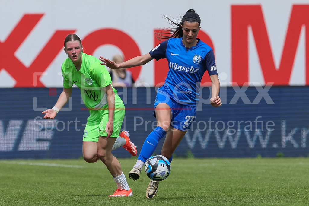 Fussball, 2. Frauen-Bundesliga, SV Meppen - VfL Wolfsburg II | v.li.: Lilly Damm (VfL Wolfsburg II, 21) und Vildan Kardesler (SV Meppen, 27) im Zweikampf, Duell, Dynamik, Aktion, Action, Spielszene, DIE DFB-RICHTLINIEN UNTERSAGEN JEGLICHE NUTZUNG VON FOTOS ALS SEQUENZBILDER UND/ODER VIDEOÄHNLICHE FOTOSTRECKEN. DFB REGULATIONS PROHIBIT ANY USE OF PHOTOGRAPHS AS IMAGE SEQUENCES AND/OR QUASI-VIDEO.